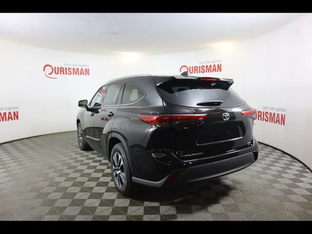 Used 2021 Toyota Highlander XLE image 12