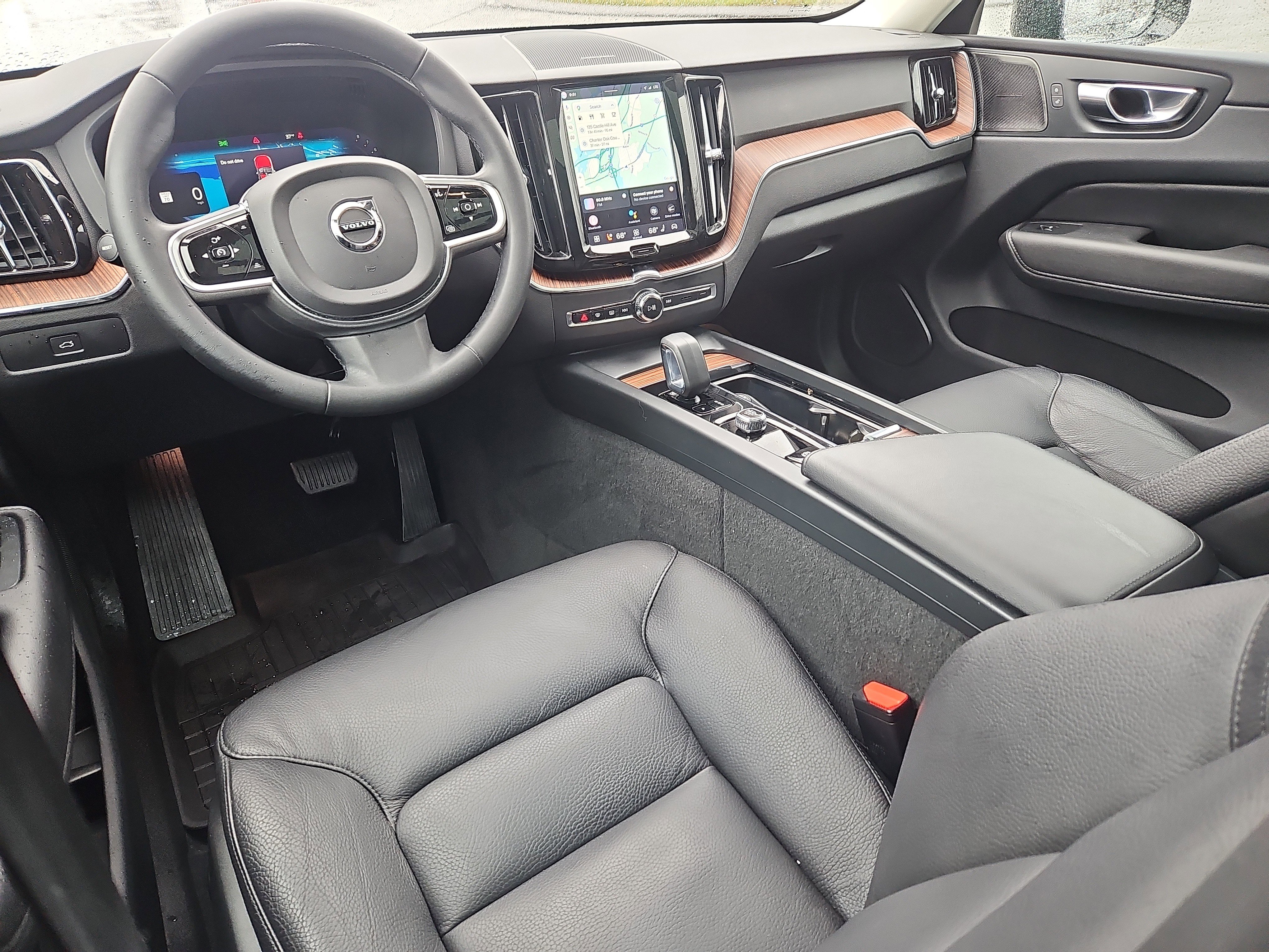 Used 2023 Volvo XC60 B5 Plus w/ Climate Package image 3