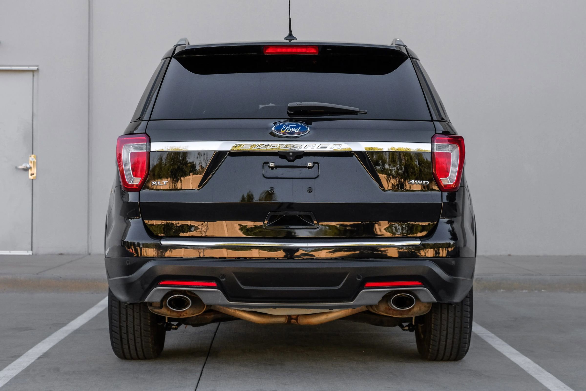 Used 2018 Ford Explorer XLT w/ Equipment Group 202A AWD/4WD image 9