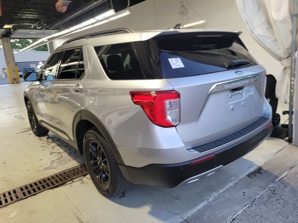 Used 2022 Ford Explorer XLT w/ Equipment Group 202A AWD/4WD image 2