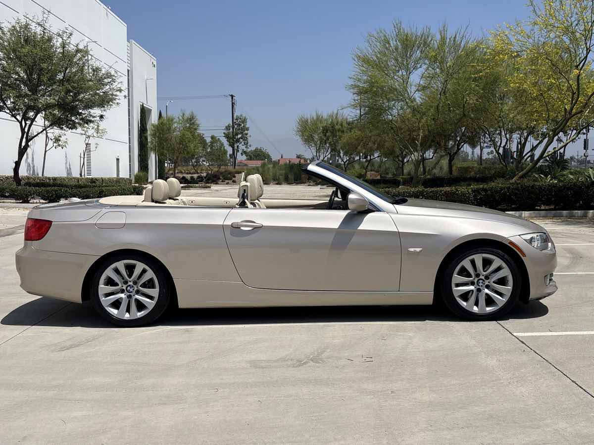 Used 2012 BMW 328i Convertible RWD image 2