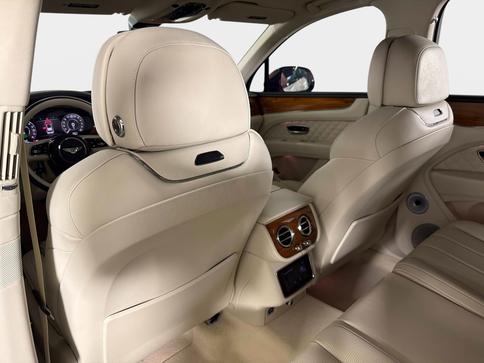 Used 2024 Bentley Bentayga Plug-In Hybrid image 33