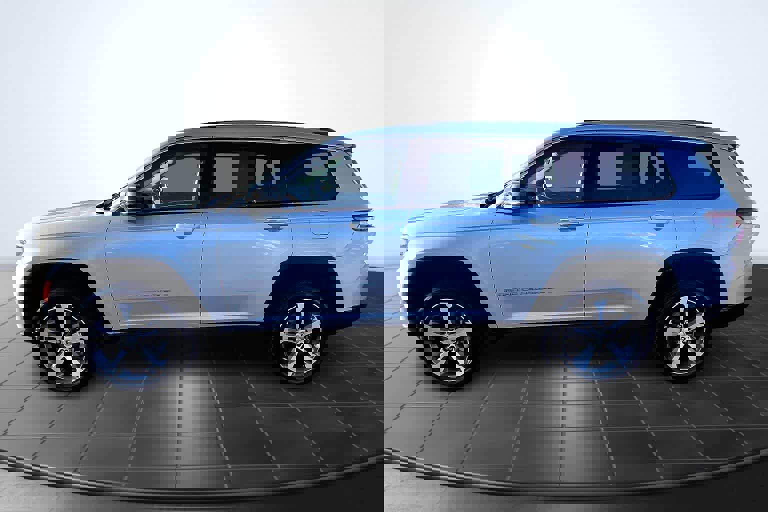 Used 2023 Jeep Grand Cherokee L Limited image 3