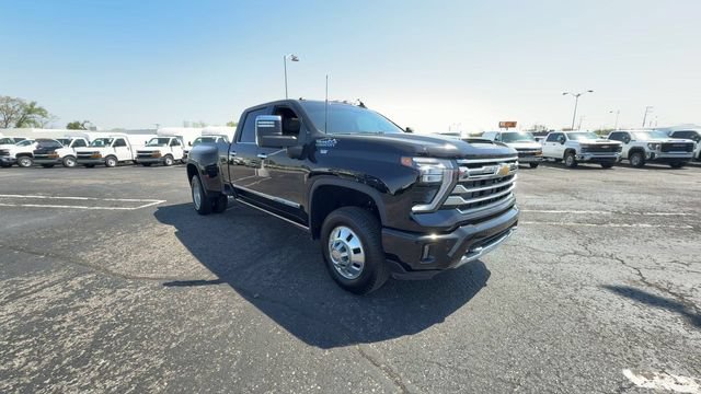 Used 2026 Chevrolet Silverado 3500 High Country w/ Technology Package AWD/4WD image 2