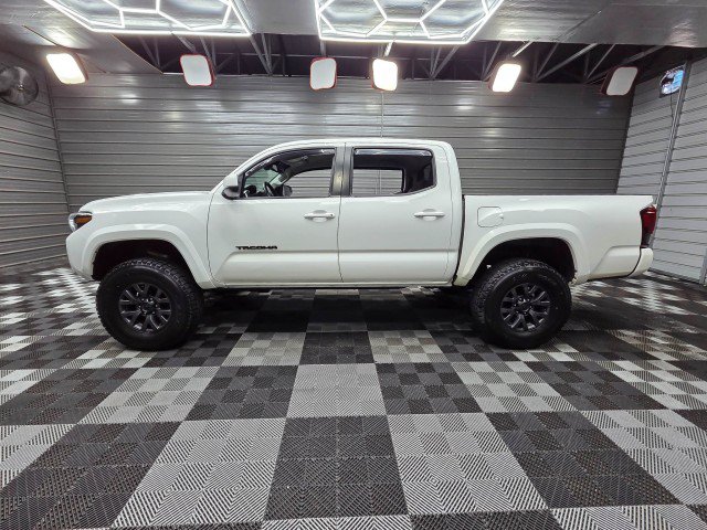 Used 2023 Toyota Tacoma SR5 AWD/4WD image 9