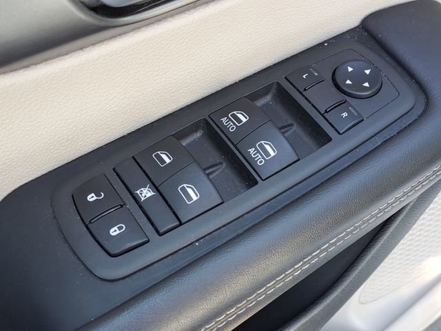 Used 2024 Chrysler Pacifica Touring-L image 19