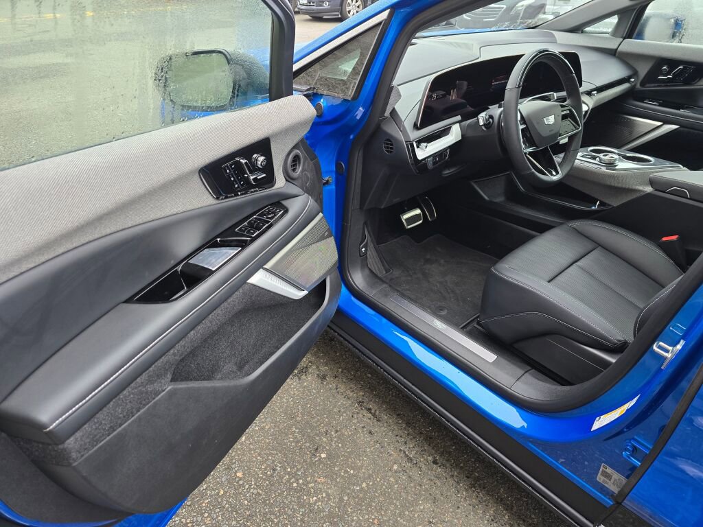 New 2026 Cadillac Optiq Luxury 2 image 21