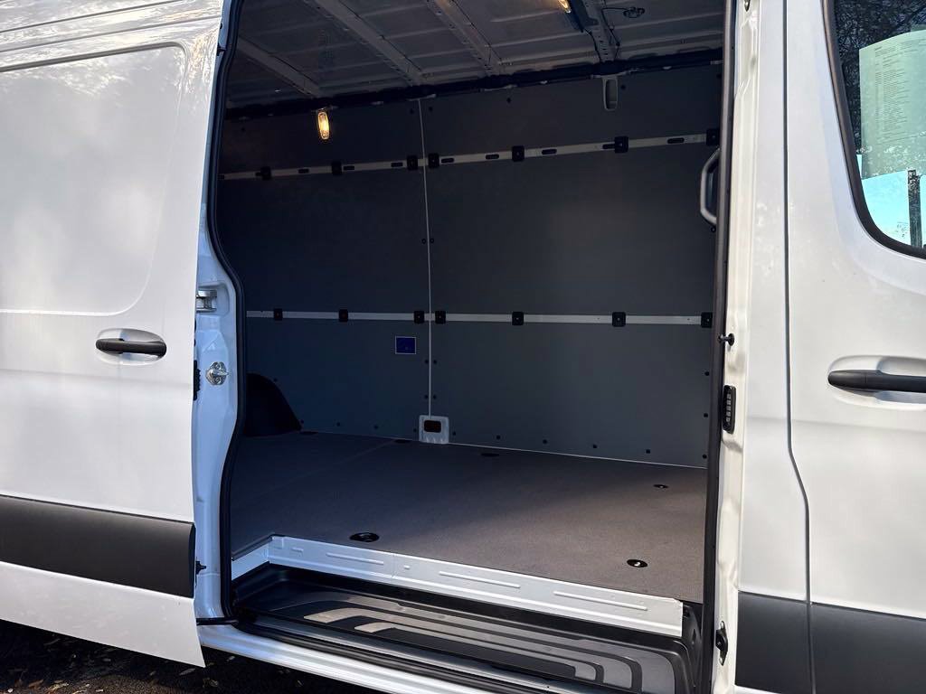 Used 2024 Mercedes-Benz Sprinter 3500 image 26
