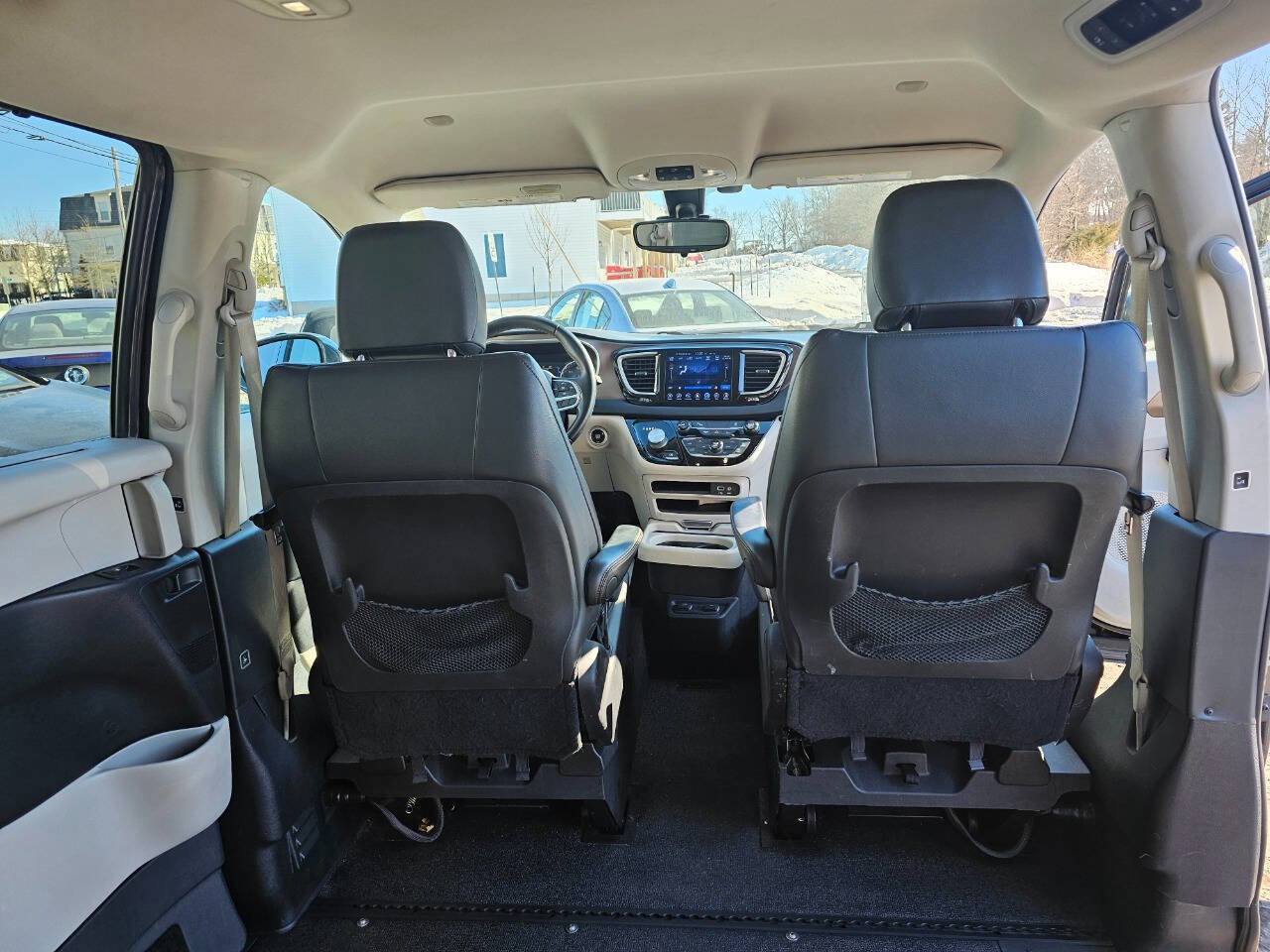 Used 2017 Chrysler Pacifica Touring-L image 8