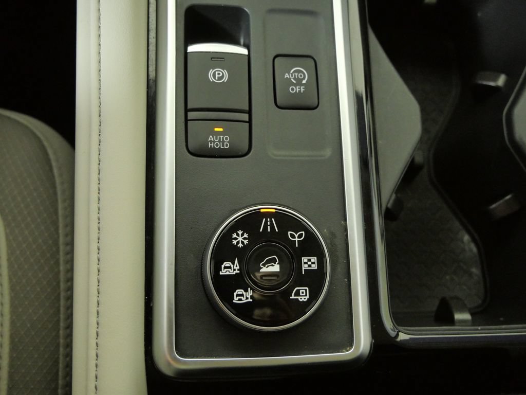 Used 2025 Nissan Pathfinder SL AWD/4WD image 32