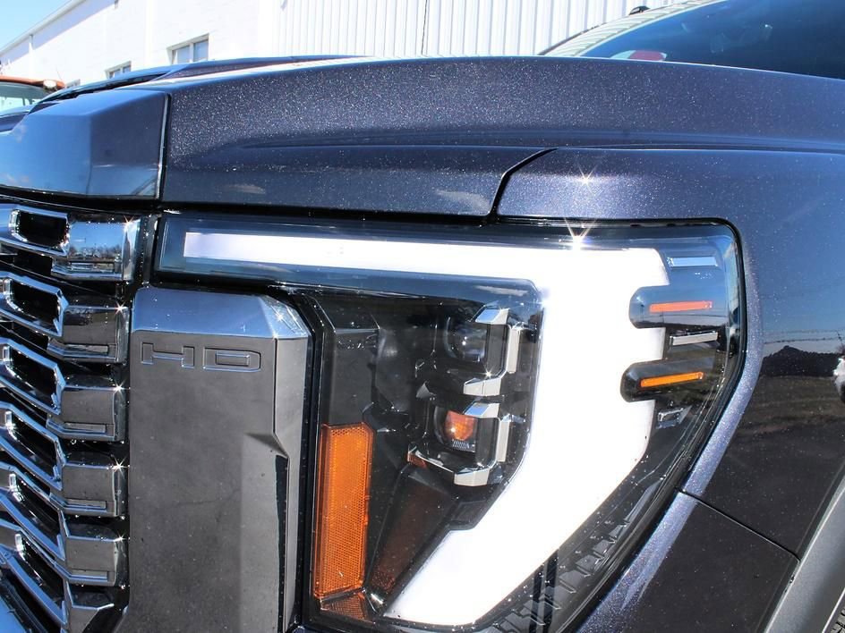 Used 2024 GMC Sierra 2500 Denali Ultimate AWD/4WD image 18