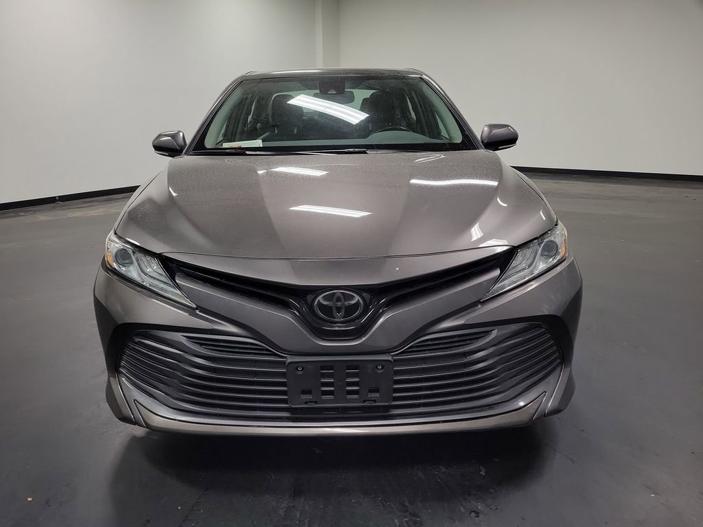 Used 2020 Toyota Camry XLE image 2