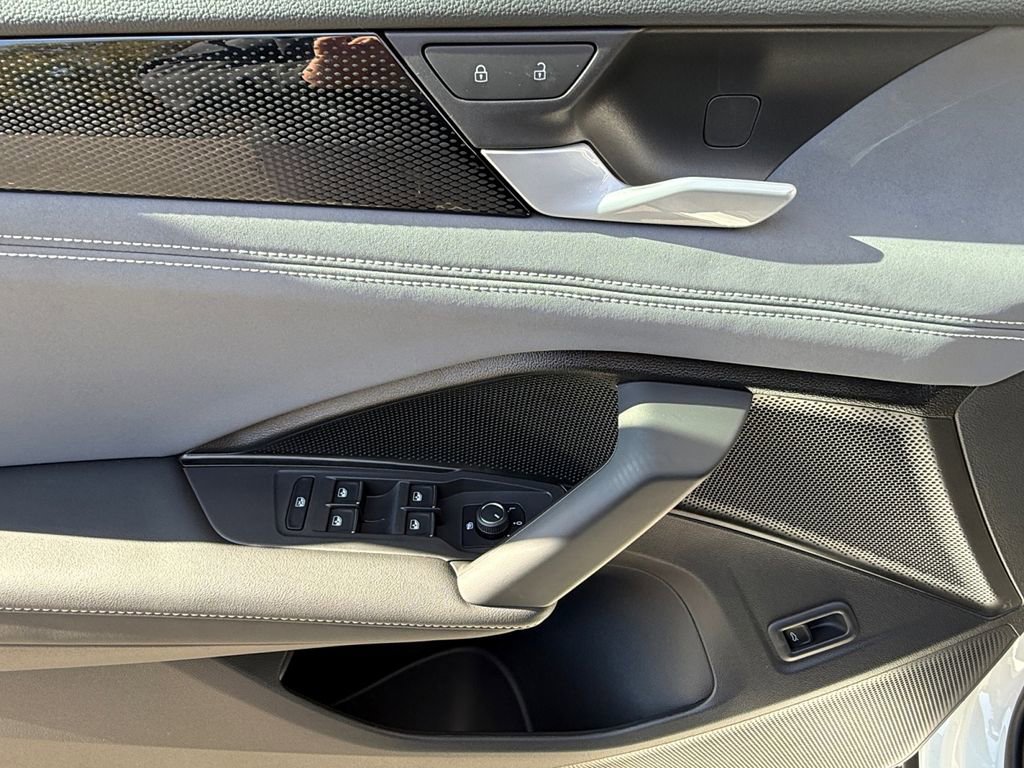 New 2025 Volkswagen Tiguan SE R-Line image 11