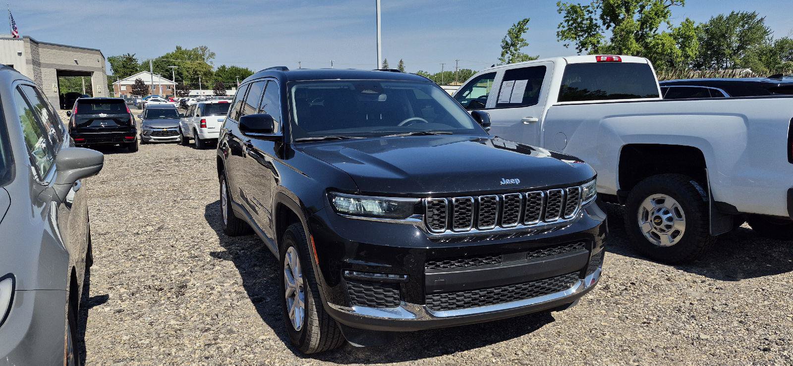 Used 2022 Jeep Grand Cherokee L Limited AWD/4WD image 2