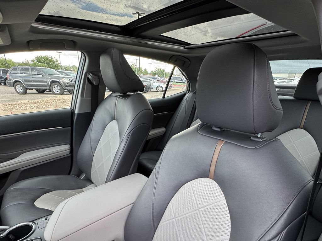 Used 2018 Toyota Camry XLE FWD image 19
