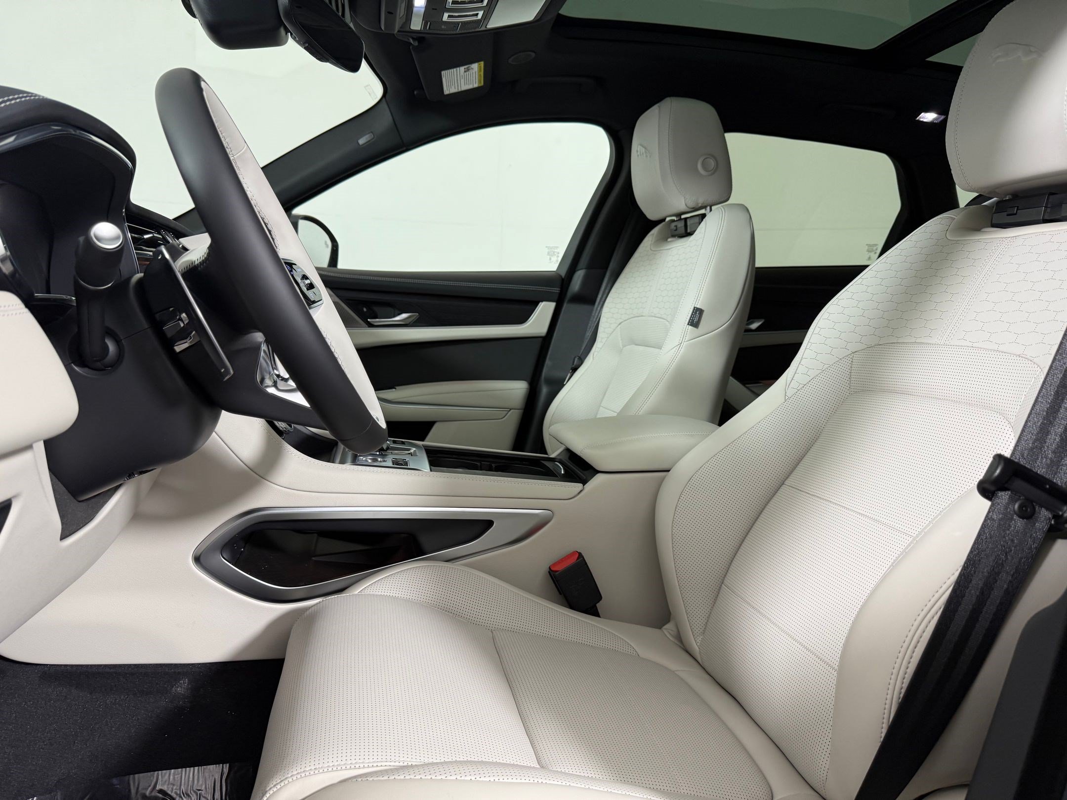 New 2026 Jaguar F-PACE R-Dynamic S AWD/4WD image 4