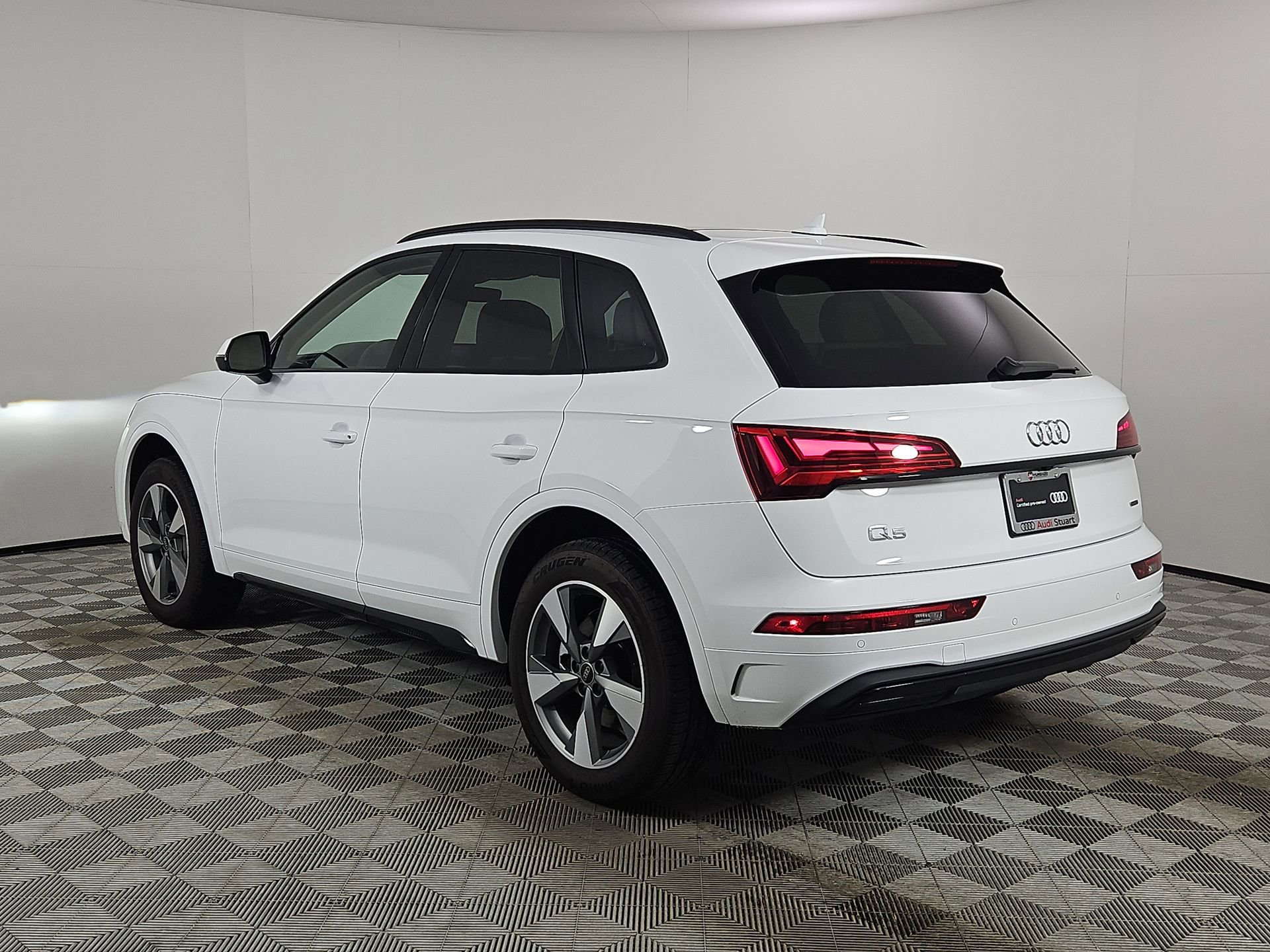 Certified 2025 Audi Q5 2.0T Premium w/ Convenience Plus Package image 5