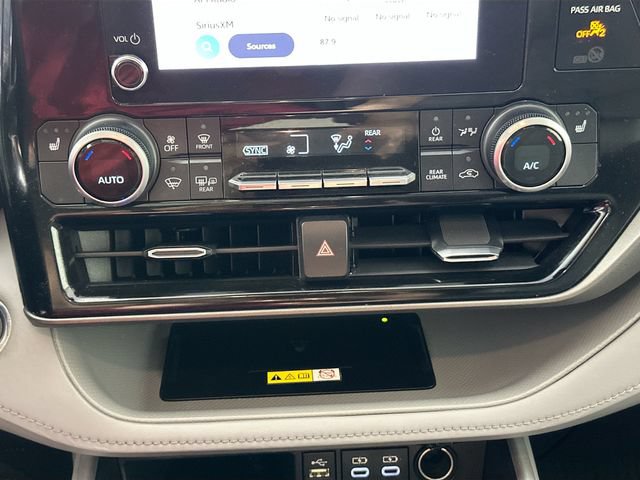 Used 2023 Toyota Highlander XLE AWD/4WD image 13