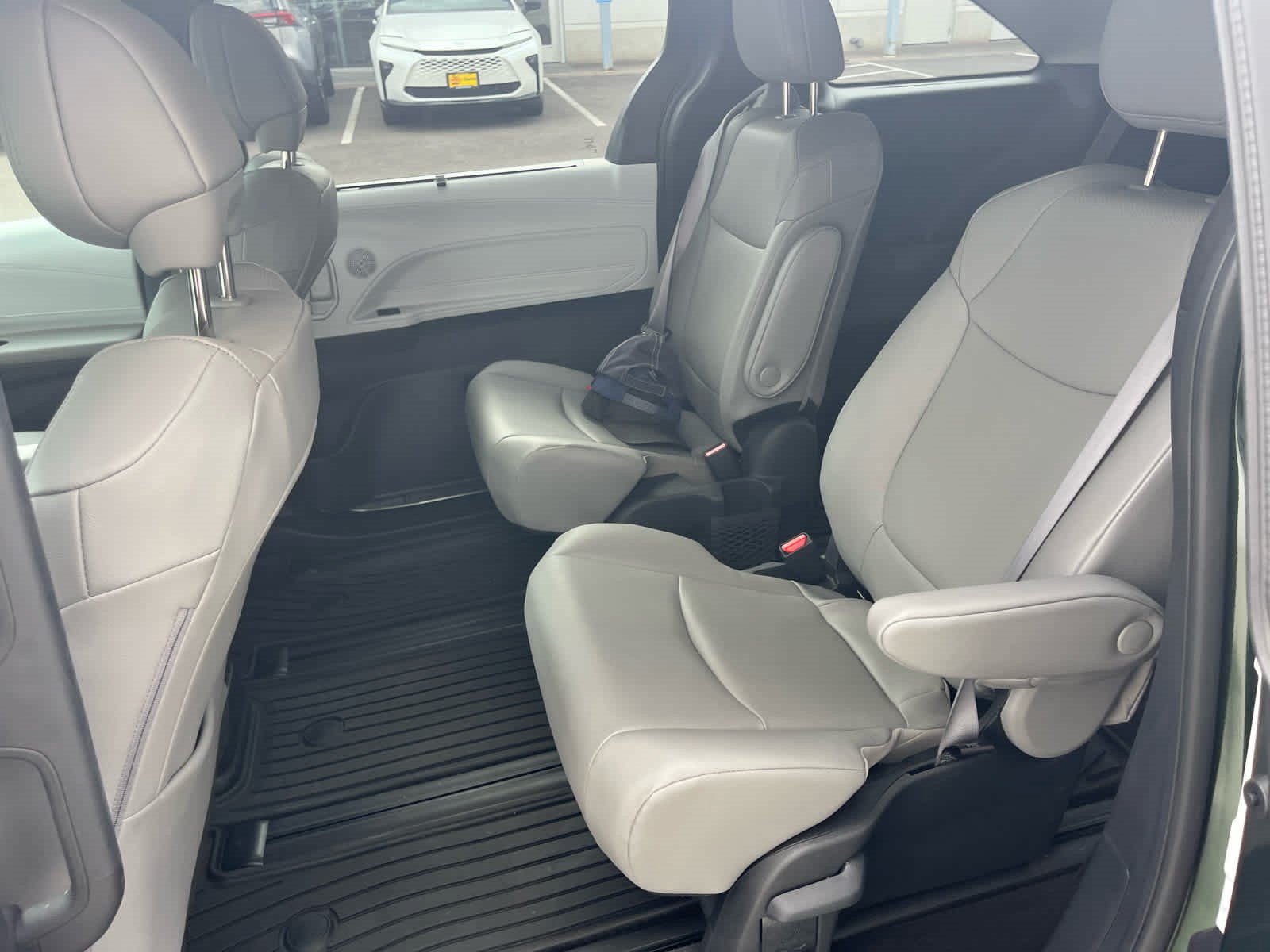 Used 2025 Toyota Sienna XLE AWD/4WD image 8