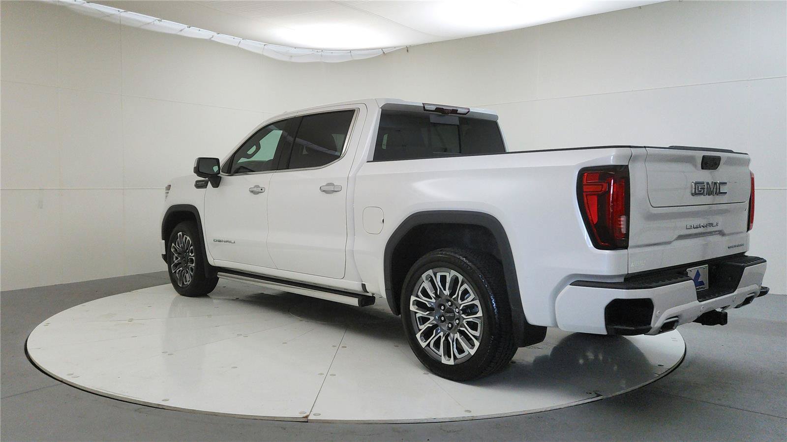 Used 2023 GMC Sierra 1500 Denali Ultimate AWD/4WD image 5
