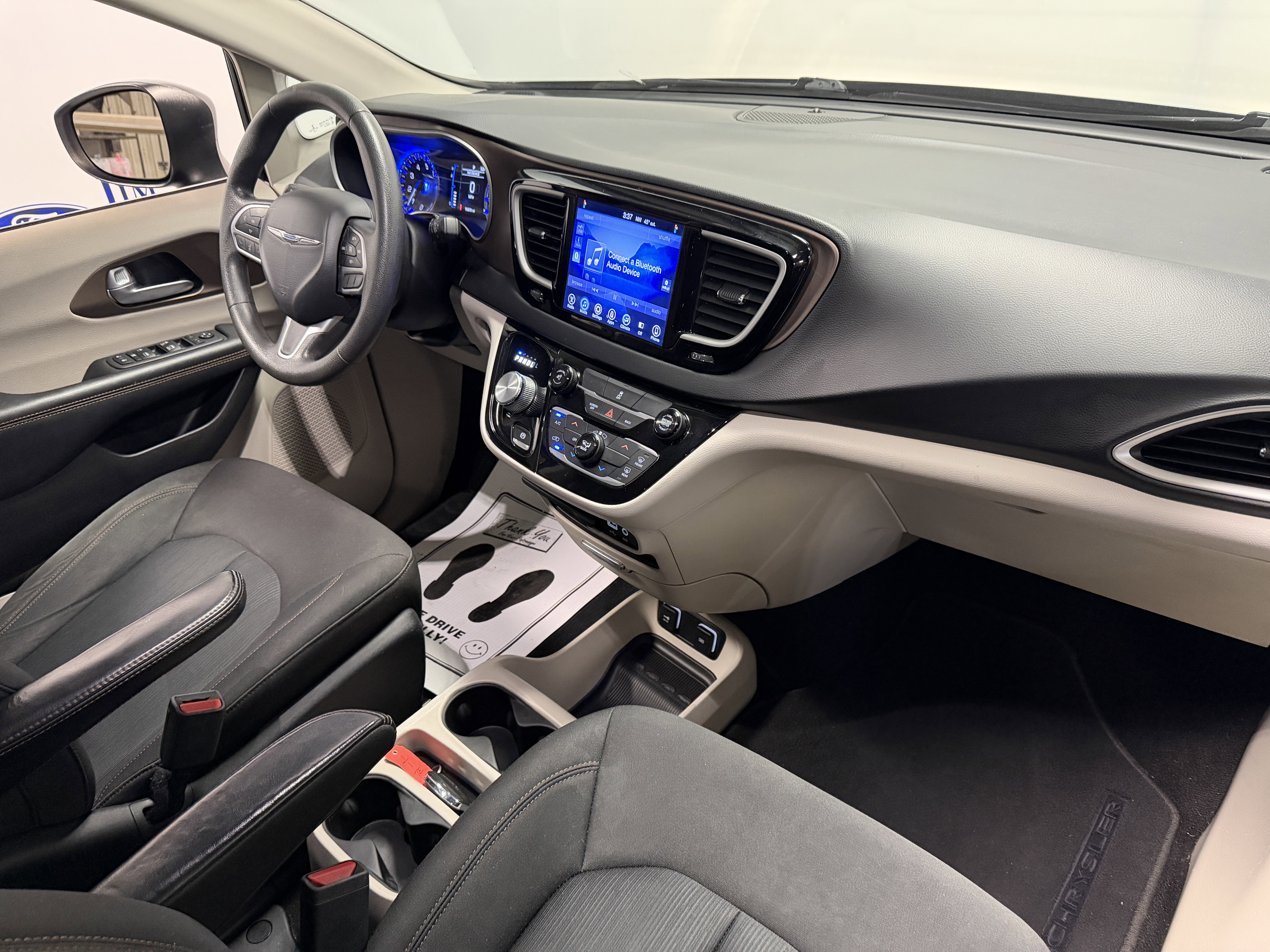 Used 2017 Chrysler Pacifica Touring w/ Tire & Wheel Group image 20