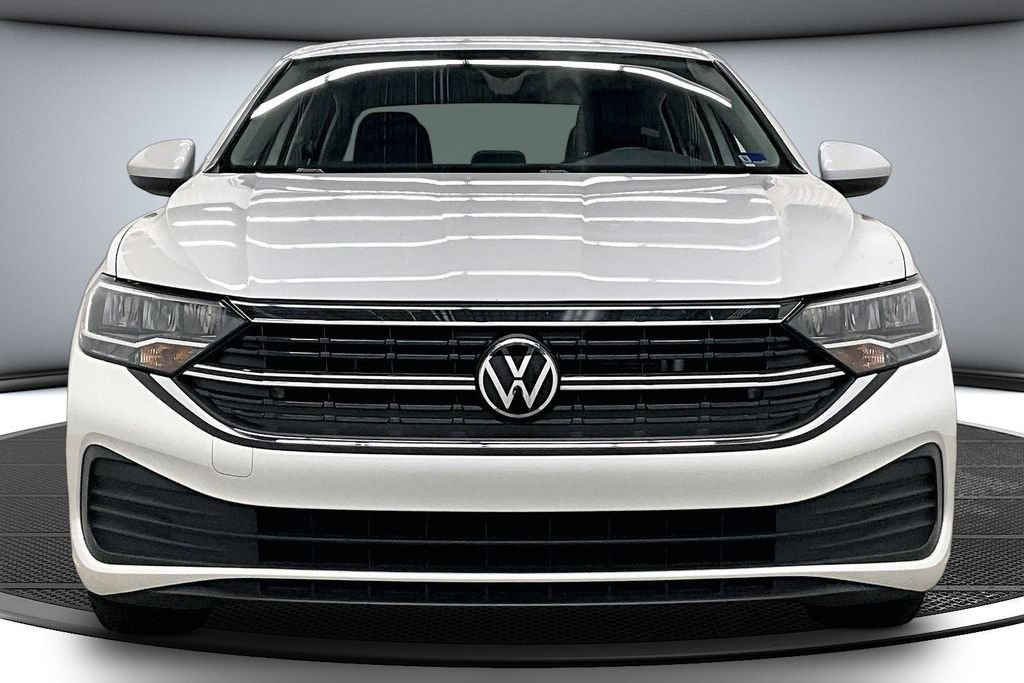 Used 2023 Volkswagen Jetta SE FWD image 2