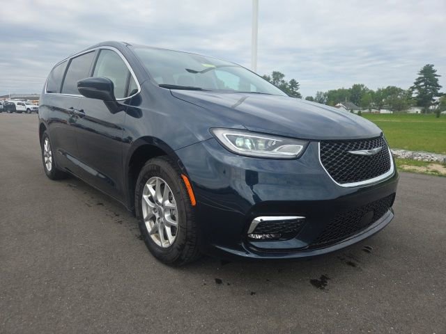 Used 2023 Chrysler Pacifica Touring-L FWD image 1
