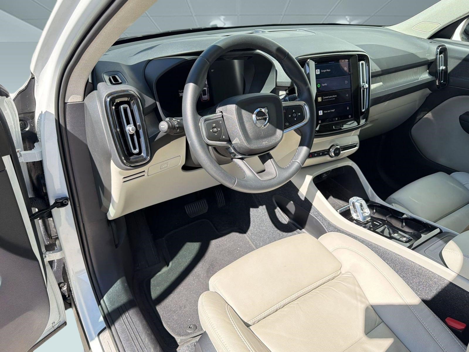 Certified 2023 Volvo XC40 B5 Plus w/ Protection Package Premier image 4