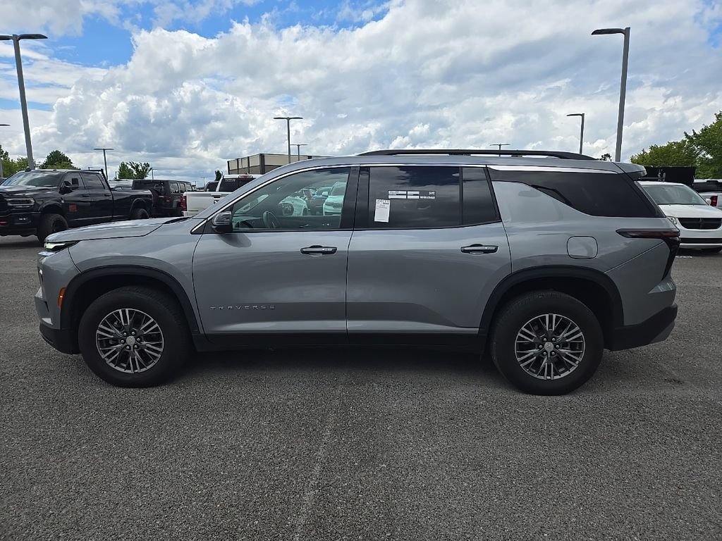 Used 2024 Chevrolet Traverse LT FWD image 4