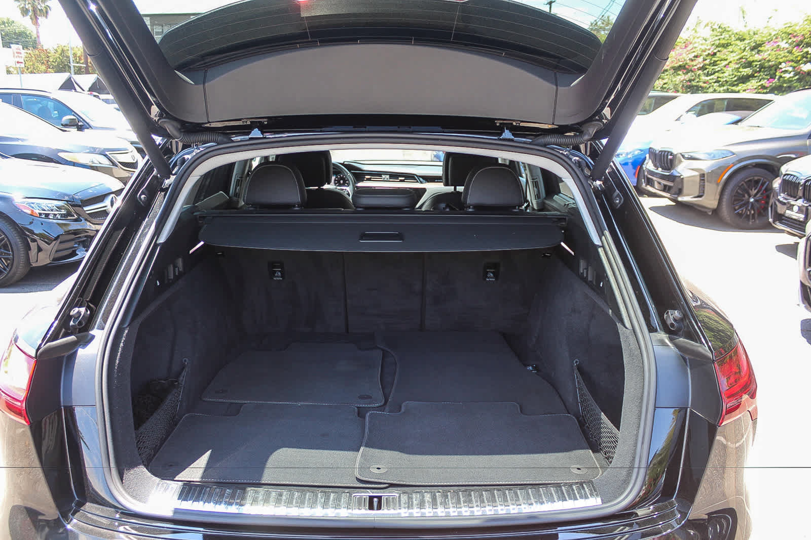Used 2019 Audi e-tron Prestige w/ Prestige Package AWD/4WD image 26