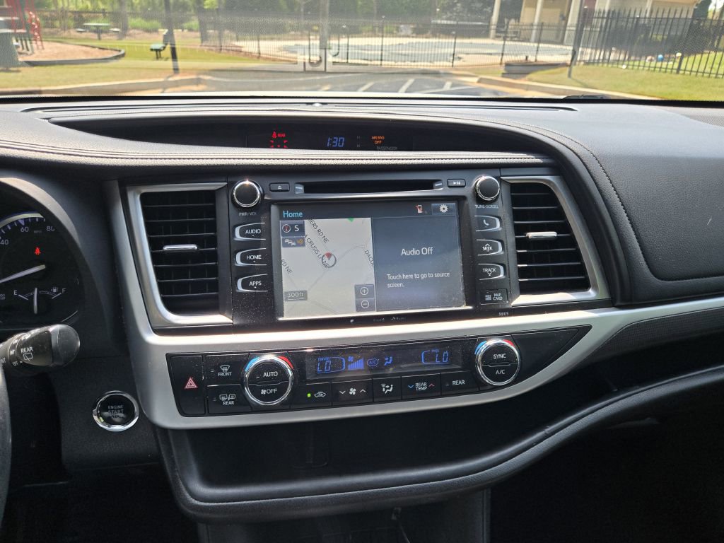 Used 2018 Toyota Highlander SE FWD image 16