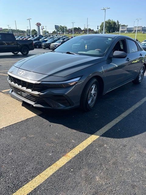 Used 2024 Hyundai Elantra SE FWD image 2