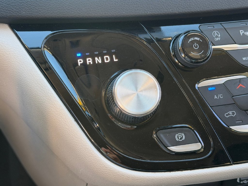Used 2024 Chrysler Pacifica Touring-L FWD image 30