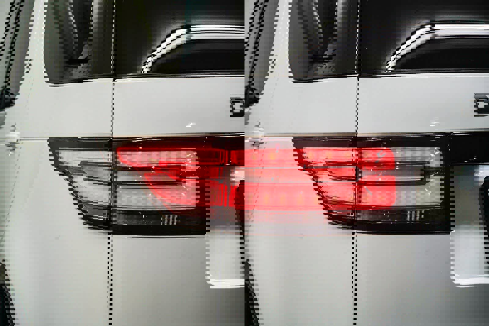 Used 2018 Land Rover Discovery HSE image 9