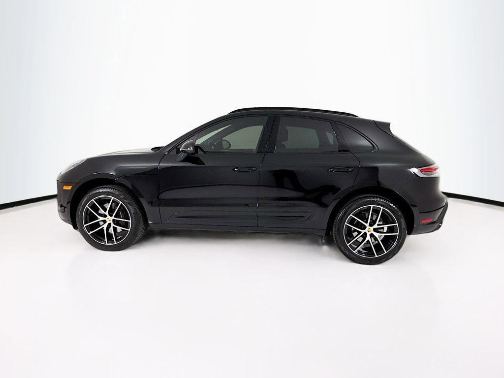 Certified 2025 Porsche Macan image 2