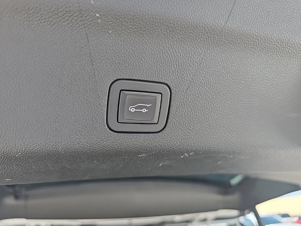 Used 2025 GMC Yukon XL AT4 w/ LPO, Floor Liner Package AWD/4WD image 7