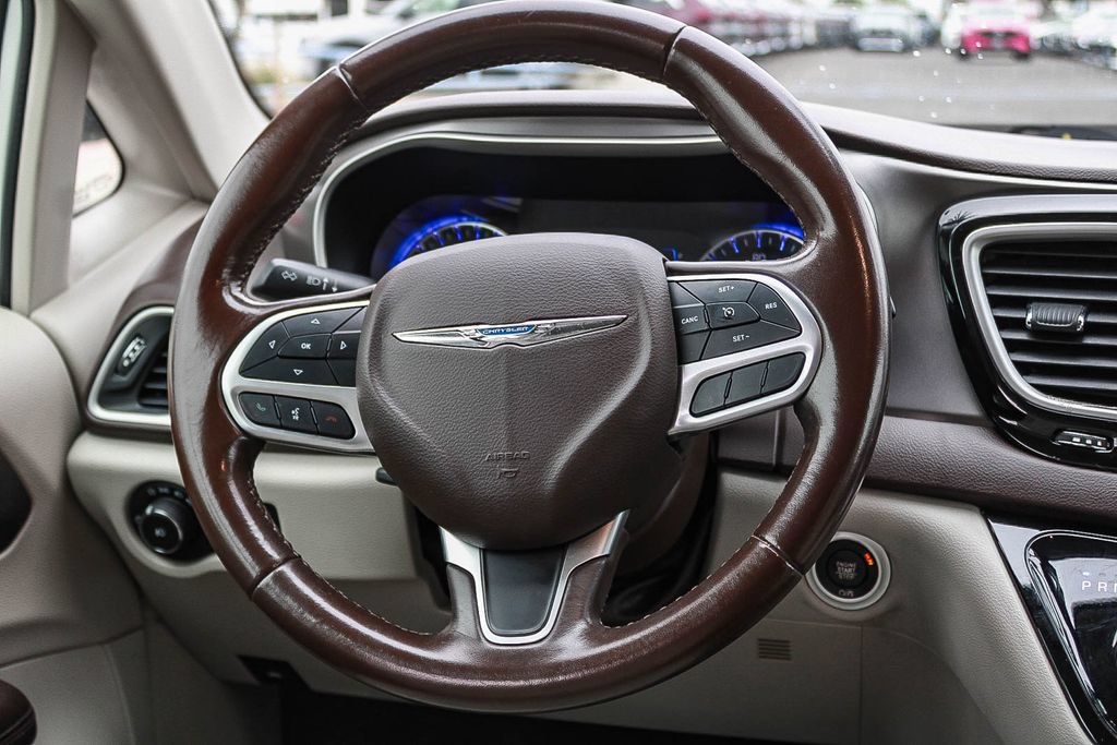 Used 2018 Chrysler Pacifica Touring-L w/ Tire & Wheel Group FWD image 15