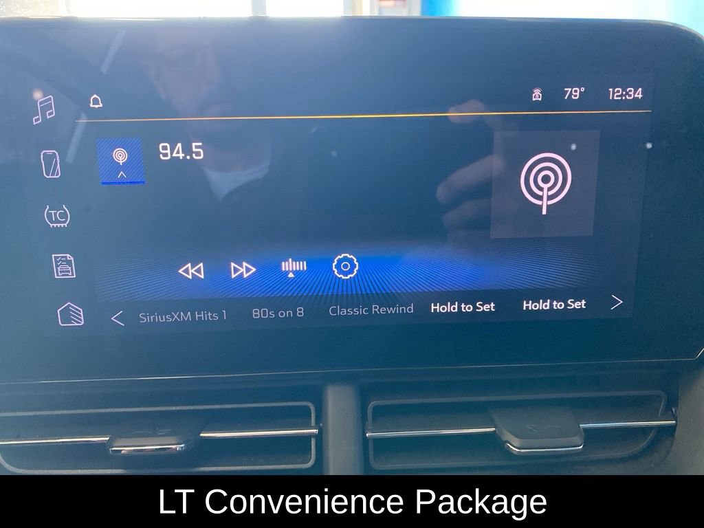 Used 2025 Chevrolet Trax LT w/ LT Convenience Package FWD image 2