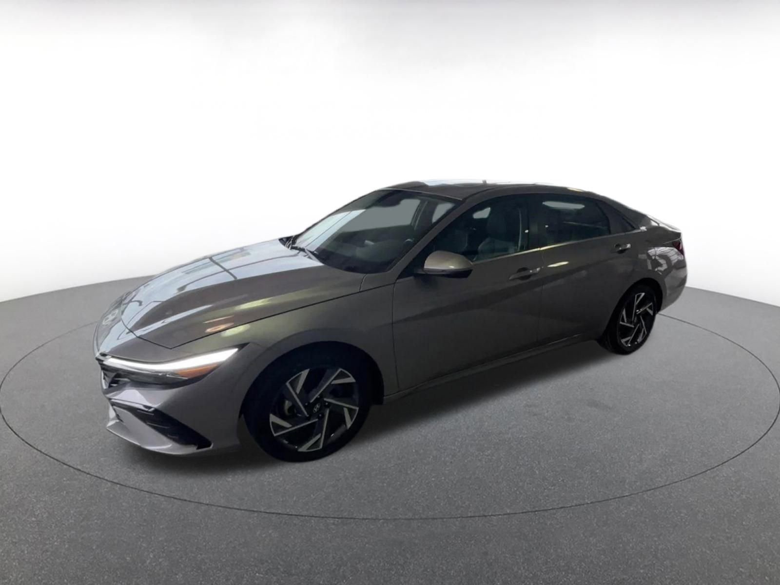 Used 2025 Hyundai Elantra Limited image 6