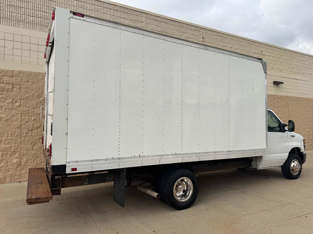 Used 2015 Ford E-350 and Econoline 350 Super Duty RWD image 4