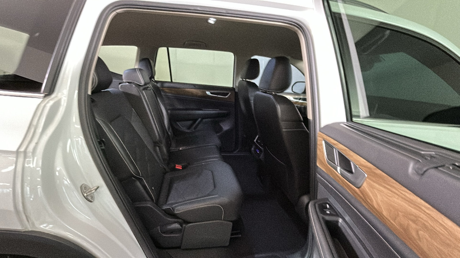 Used 2025 Volkswagen Atlas SE AWD/4WD image 31