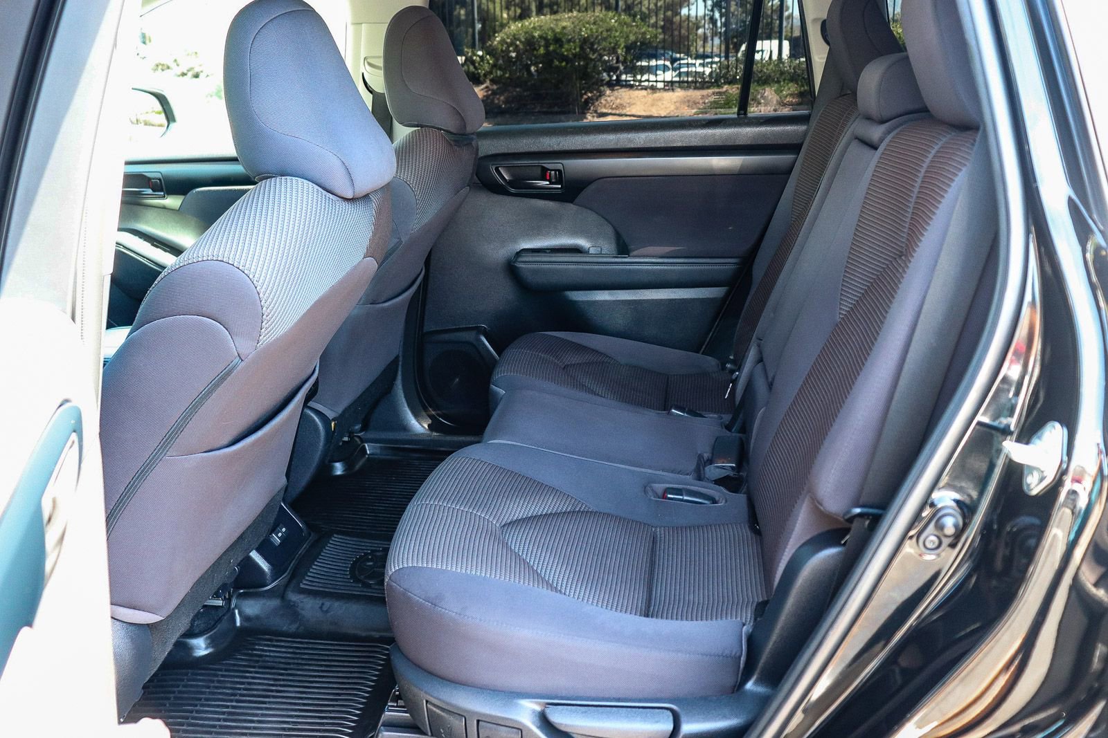 Used 2023 Toyota Highlander LE FWD image 21