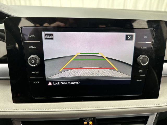 Certified 2025 Volkswagen Taos SE image 18