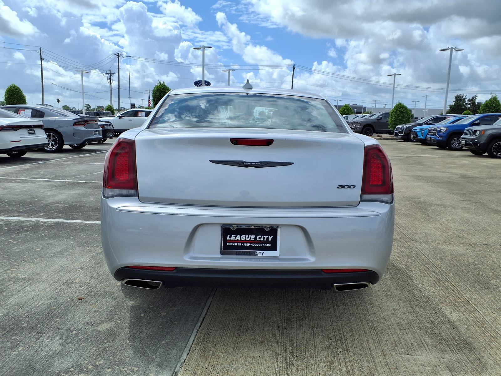Used 2023 Chrysler 300 Touring w/ Sport Appearance Package RWD image 6