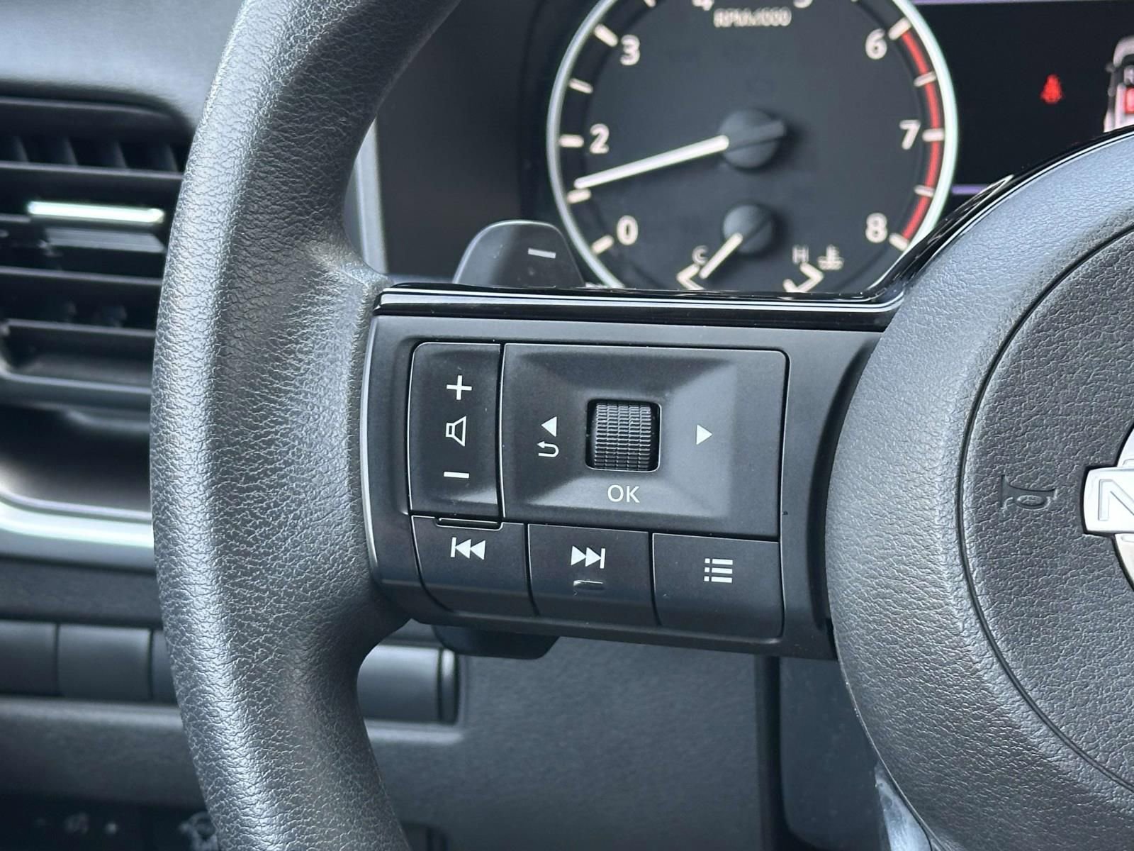 Used 2023 Nissan Rogue SV image 22