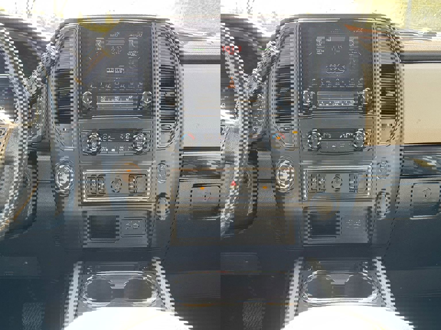 Used 2022 Nissan Titan SV w/ SV Convenience Package image 15