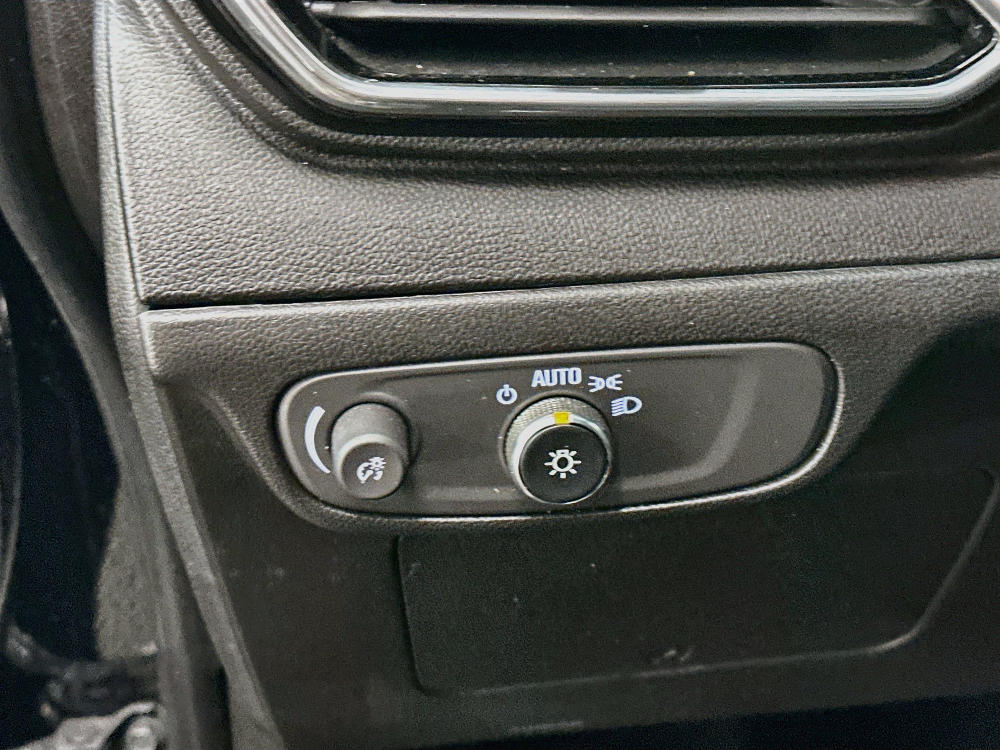 Used 2023 Chevrolet Bolt LT w/ Infotainment Package FWD image 17