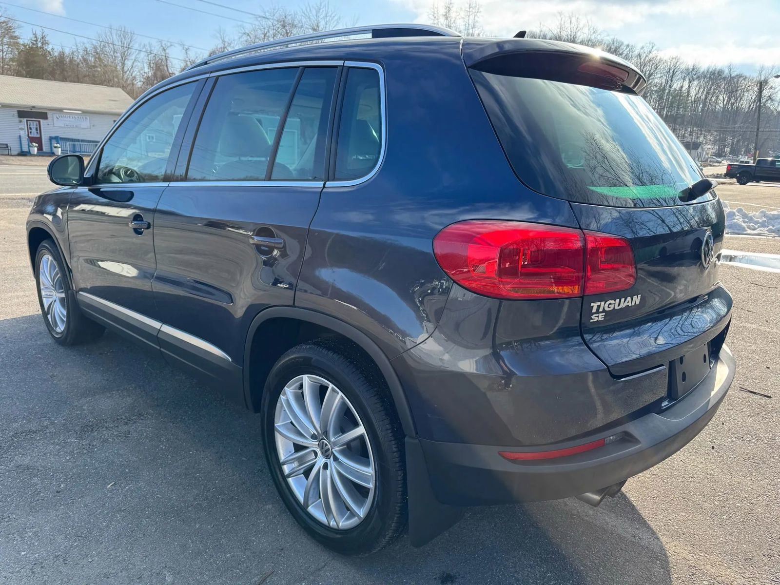 Used 2016 Volkswagen Tiguan SE image 9