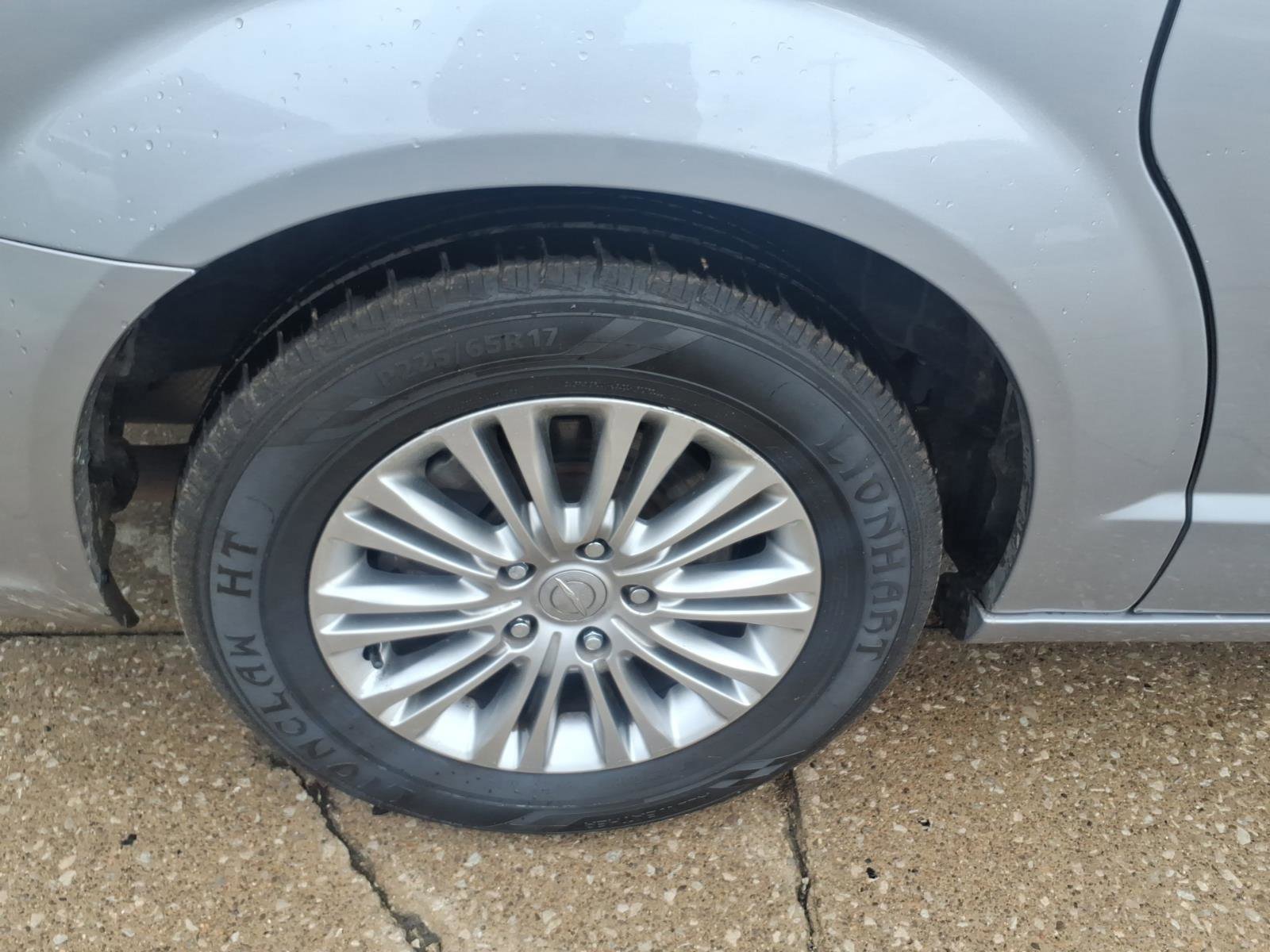 Used 2015 Chrysler Town & Country Touring-L w/ Driver Convenience Group FWD image 33