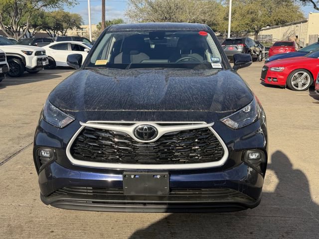 Used 2025 Toyota Highlander LE image 2